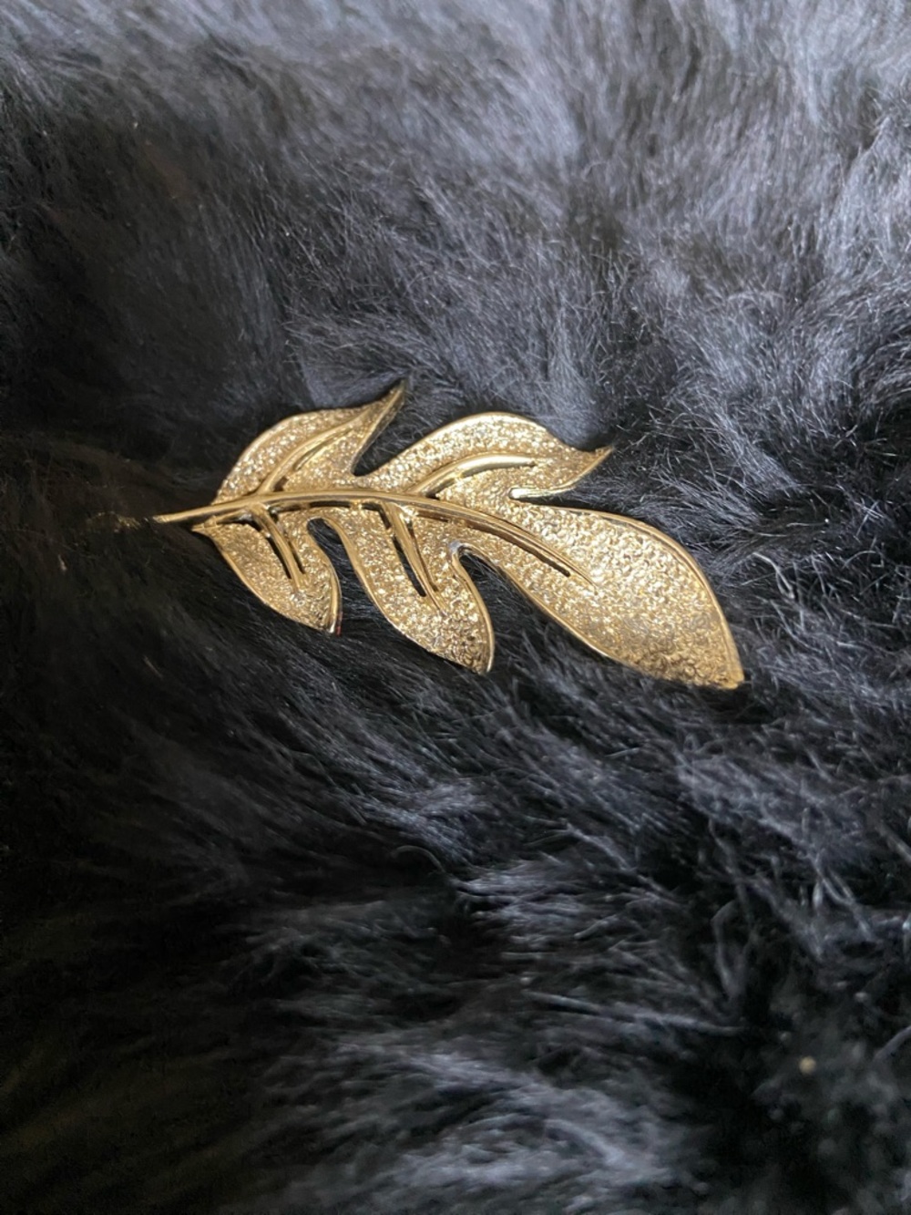 Gold Leaf-Shaped Women's Brooch Pin